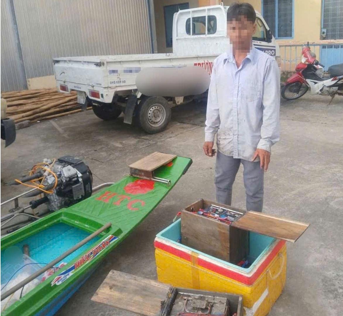 Phước và tang vật dùng đánh bắt thủy sản sản trái phép. Ảnh: Công an cung cấp