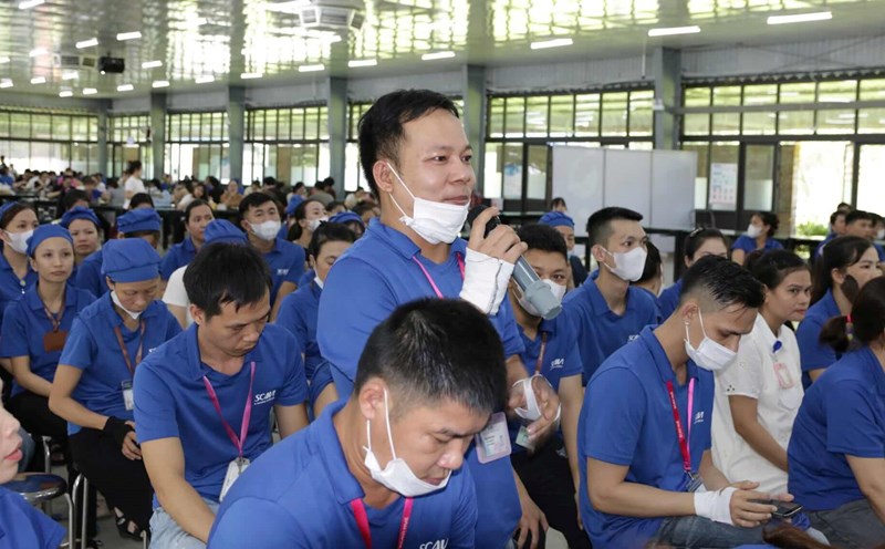 Workers and employees have a dialogue with the company's Executive Board. Photo: Hue Trade Union