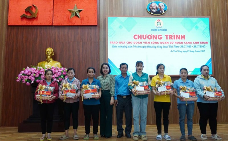 Giving gifts to union members in difficult circumstances. Photo: Anh Hoang