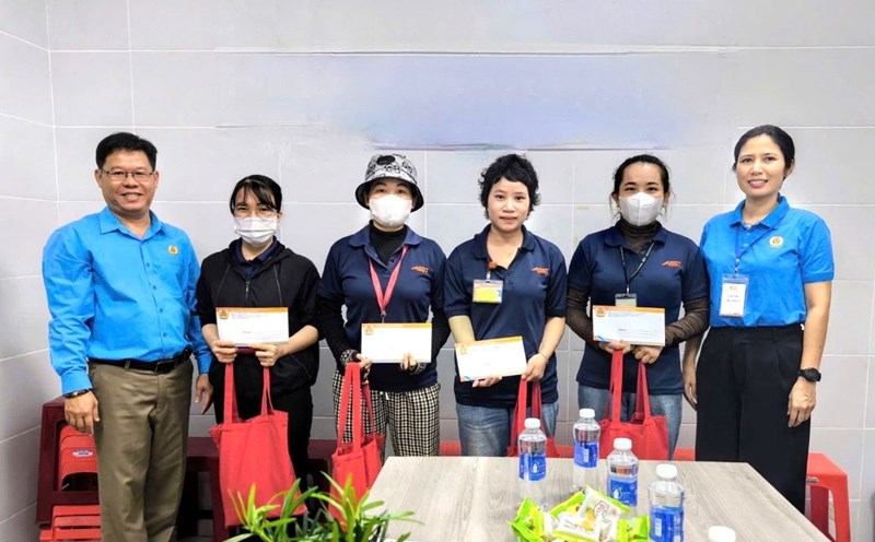 Nghia Thanh Commune Union presented gifts to support female union members at Greentech Headgear Company Limited. Photo: Commune Trade Union