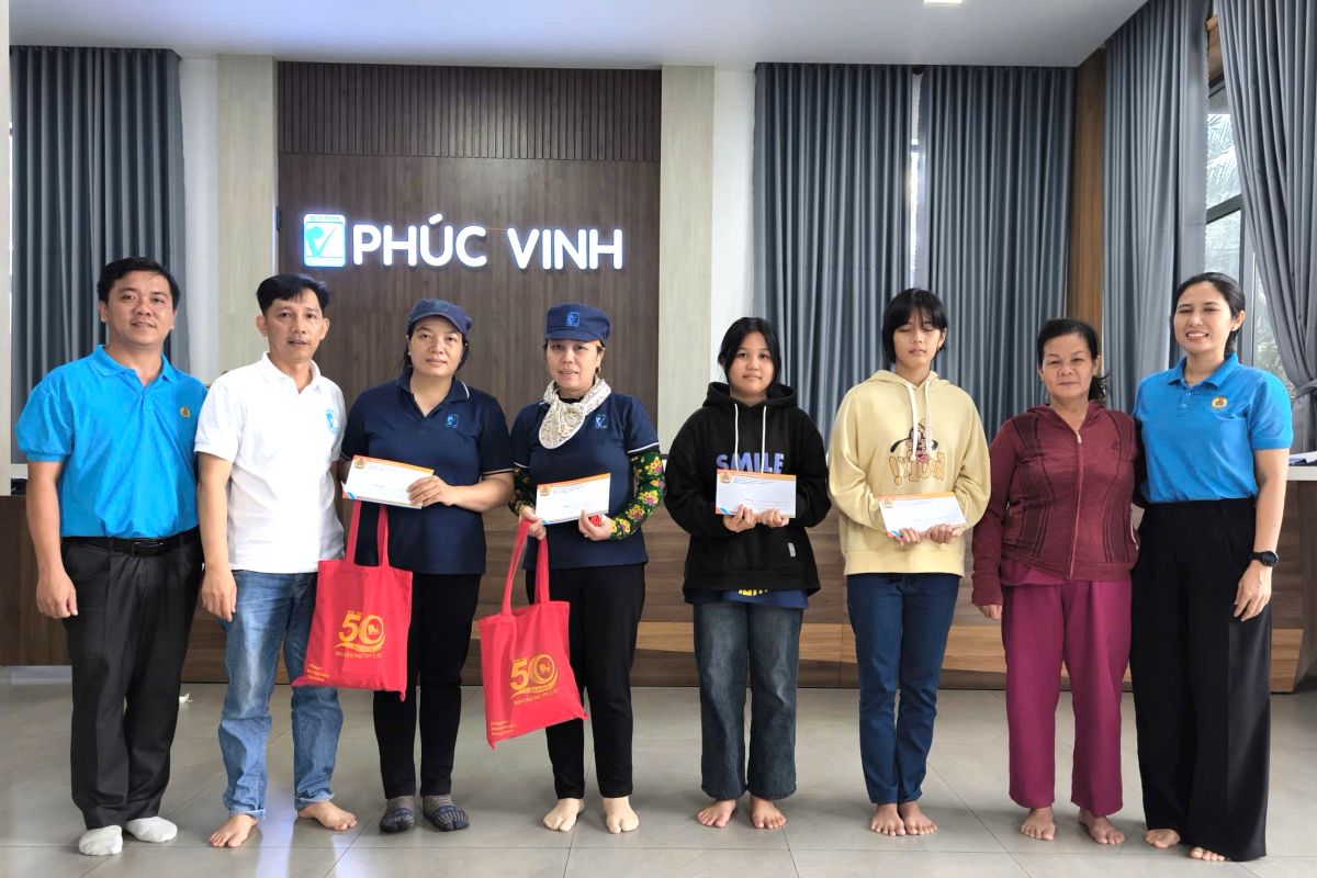 Trao qua cho nu doan vien; hoc bong Nguyen Duc Canh cho con cong nhan lao dong tai Cong ty TNHH SX TM Phuc Vinh. Anh: Cong doan xa Nghia Thanh