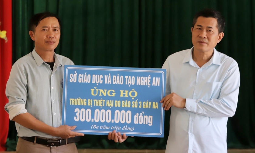 Director of Nghe An Province Department of Education and Training Thai Van Thanh presented support of 300 million VND to My Ly 2 Primary Boarding School for Ethnic Minorities to overcome the consequences of floods. Photo: Quoc Huy