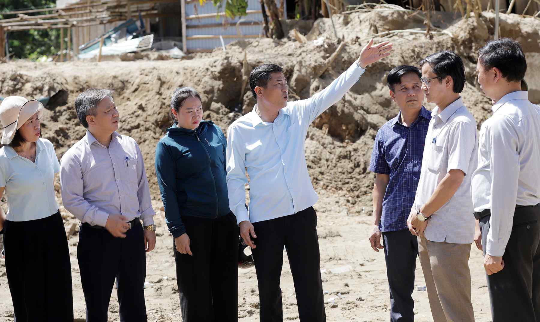 GS.TS Thai Van Thanh - Giam doc So Giao duc va Dao tao Nghe An cung doan cong tac chi dao cac nha truong khac phuc hau qua mua lu. Anh: Quoc Huy