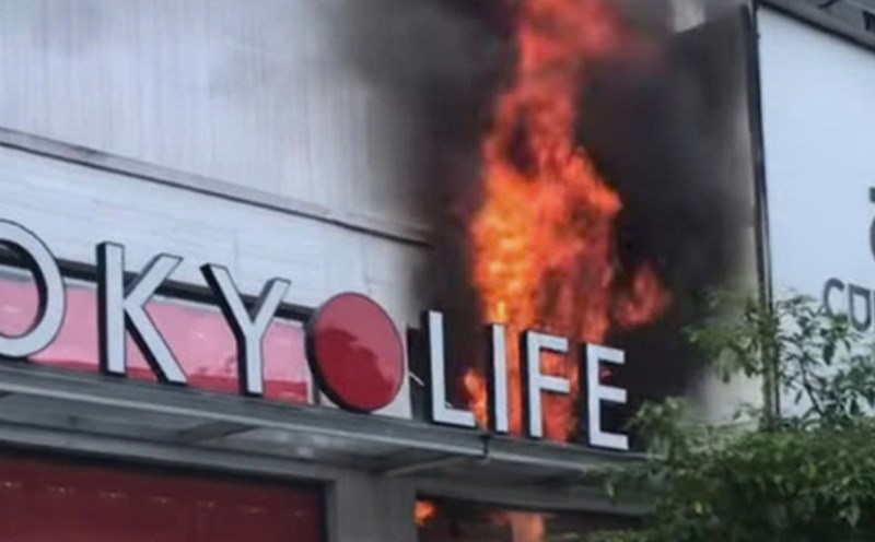 Hanoi, fire at a fashion store on Pham Ngoc Thach Street. Photo: Minh Phuong