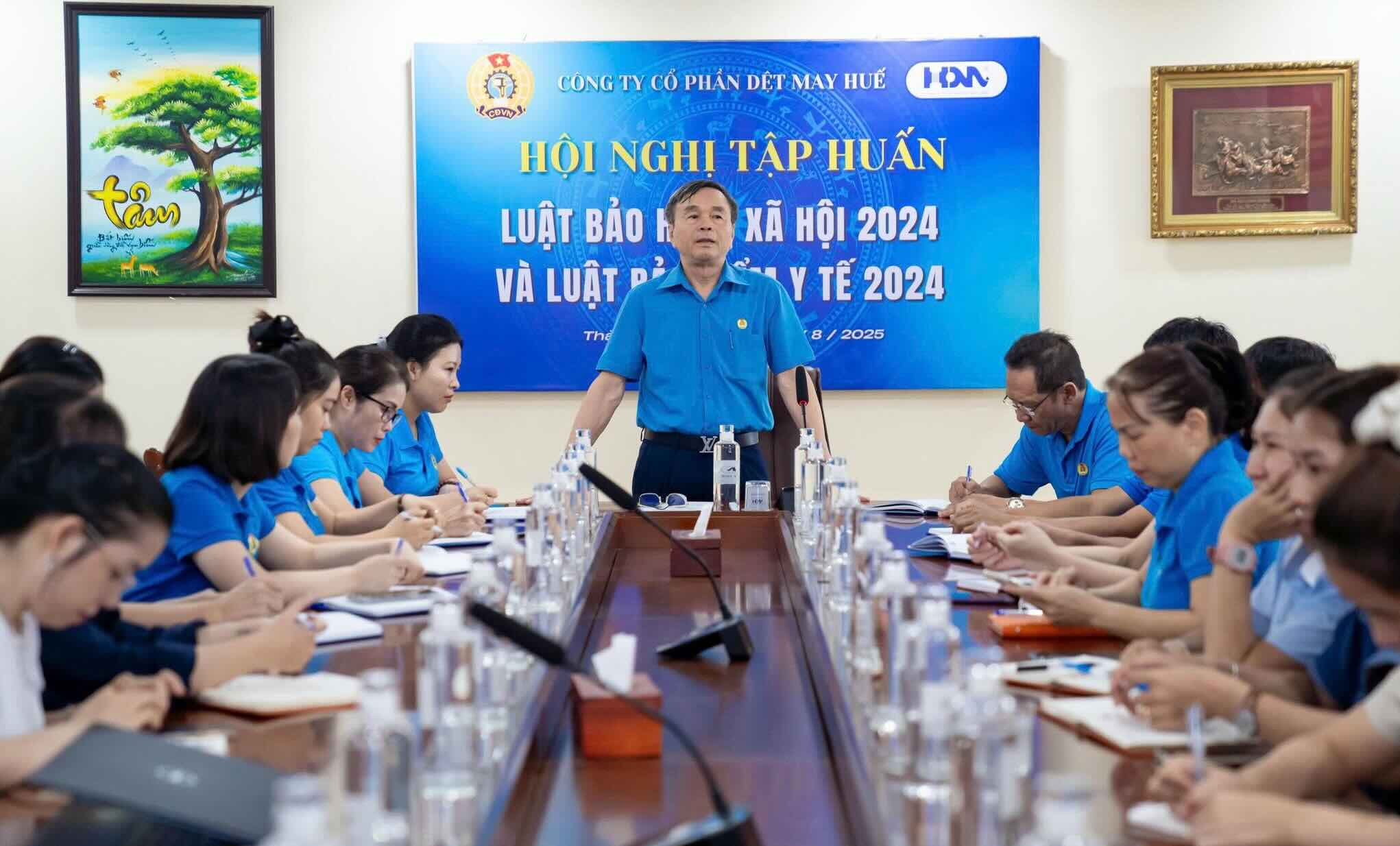 간부 및 노동자를 위한 2024년 사회 보험 건강 보험법 교육. 사진: Huegatex