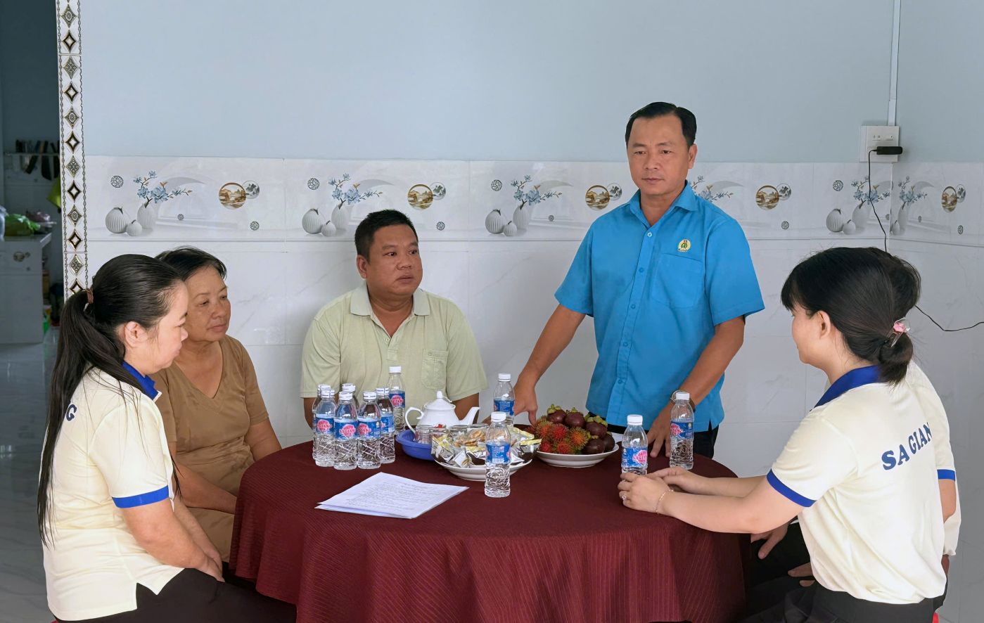Pho Chu tich Lien doan lao dong tinh Dong Thap Nguyen Thanh Tuan phat bieu chuc mung va dong vien tai le ban giao Mai am Cong doan. Anh: Thanh Nhan