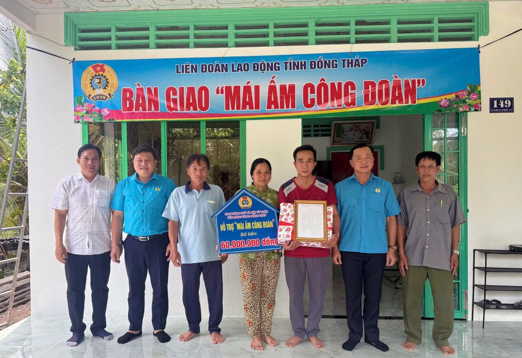Ban giao Mai am Cong doan cho doan vien Nguyen Van Ly. Anh: Thanh Nhan