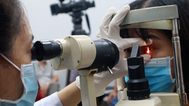 片方の目が痛むと、見逃すべきではない危険な症状が伴います。写真:Huong Son