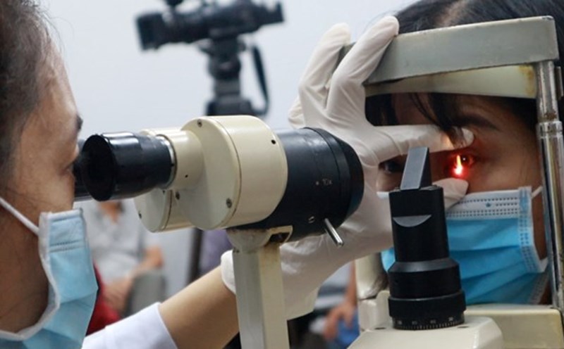 One-sided blurred vision, headaches, and dangerous symptoms should not be ignored. Photo: Huong Son