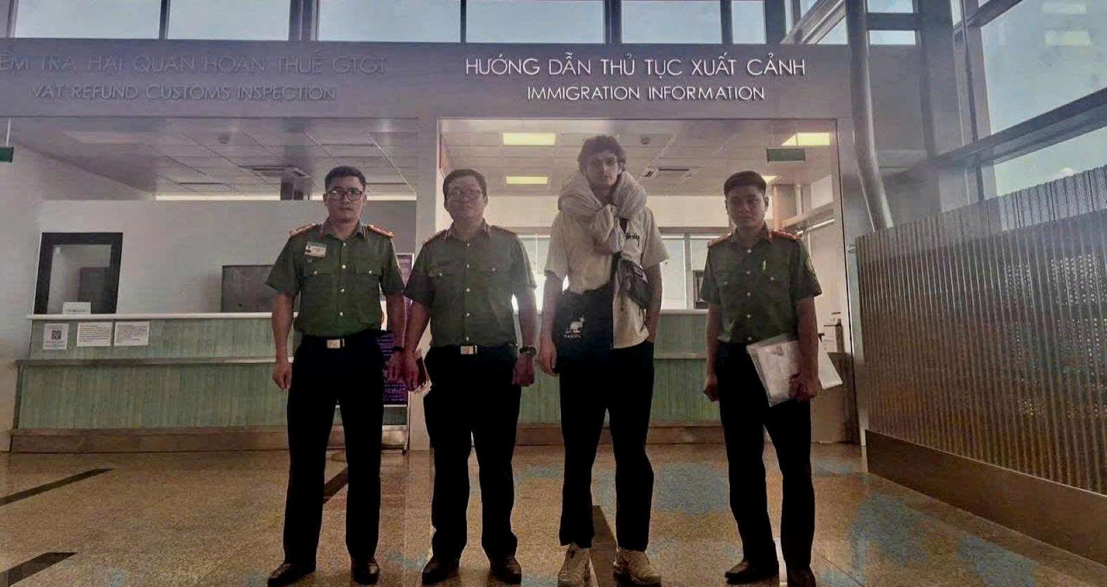 Công an tỉnh Khánh Hòa trục xuất trường hợp người nước ngoài vi phạm quy định xuất nhập cảnh. Ảnh: Phương Linh