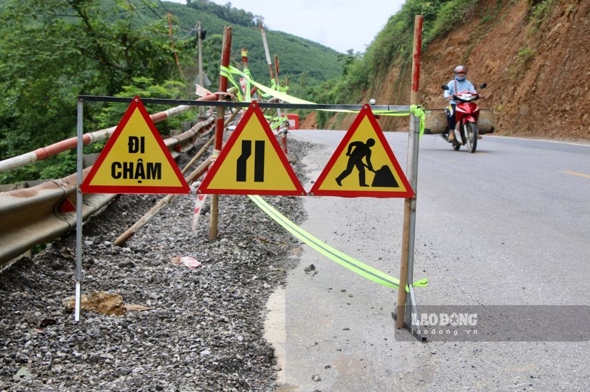 Khu vuc xay ra hien tuong mat duong bi lun, nut duoc dat bien canh bao nham dam bao an toan. Anh: Dang Vu.