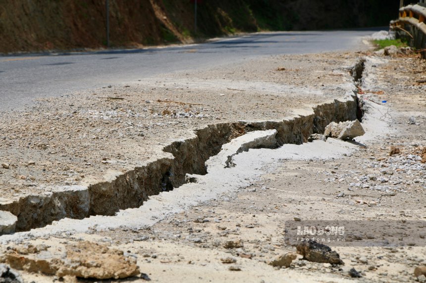 Thai Nguyen省の国道3号線の亀裂箇所を修復。写真:Dang Vu.