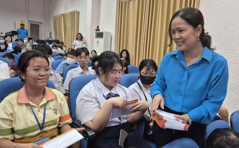 Students receiving Nguyen Duc Canh scholarships. Photo: Chan Phuc
