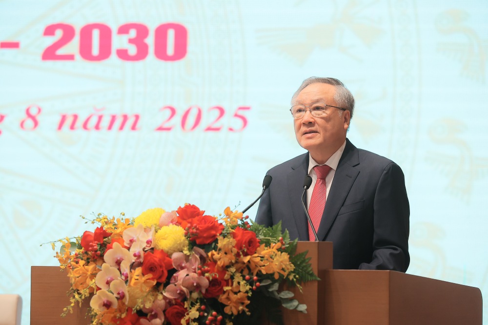 Deputy Prime Minister Nguyen Hoa Binh requested each cadre and party member to eliminate the mindset of fearing difficulties, suffering, and term-based thinking. Photo: VGP