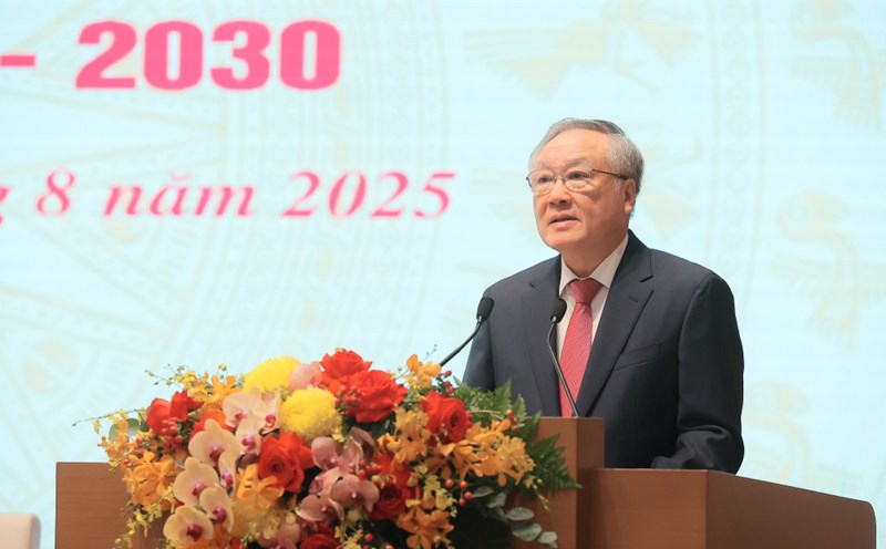 Deputy Prime Minister Nguyen Hoa Binh requested each cadre and party member to eliminate the mindset of fearing difficulties, suffering, and term-based thinking. Photo: VGP