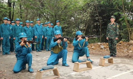 Một buổi huấn luyện bắn súng AK bài 1 của dân quân tự vệ phường Tràng Minh, Hải Phòng. Ảnh: Haiphong.gov.vn