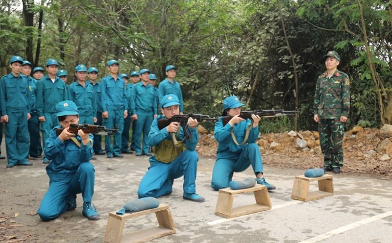 Una sesion de entrenamiento de tiro con fusil AK bai 1 de milicias de autodefensa del barrio de Trang Minh Hai Phong. Foto: Haiphong.gov.vn