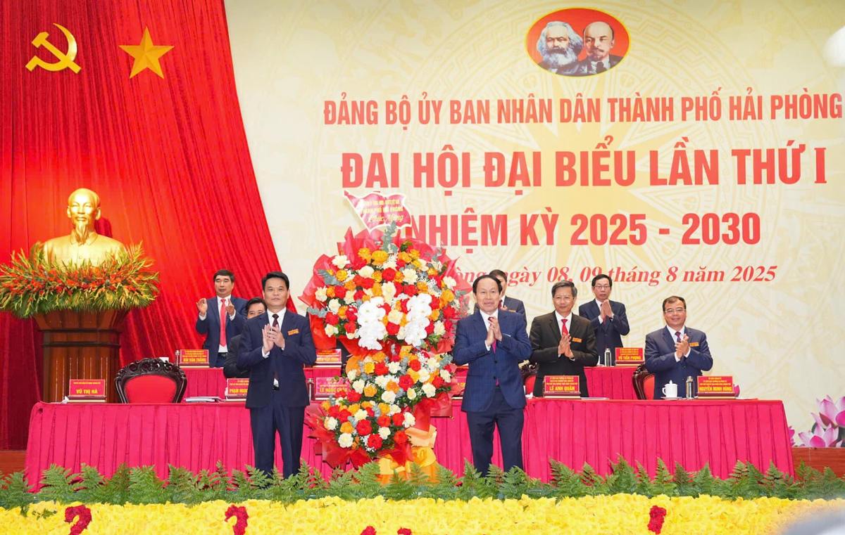 Bi thu Thanh uy Le Tien Chau tang hoa chuc mung Dai hoi. Ảnh: Cong TTDT Hai Phong
