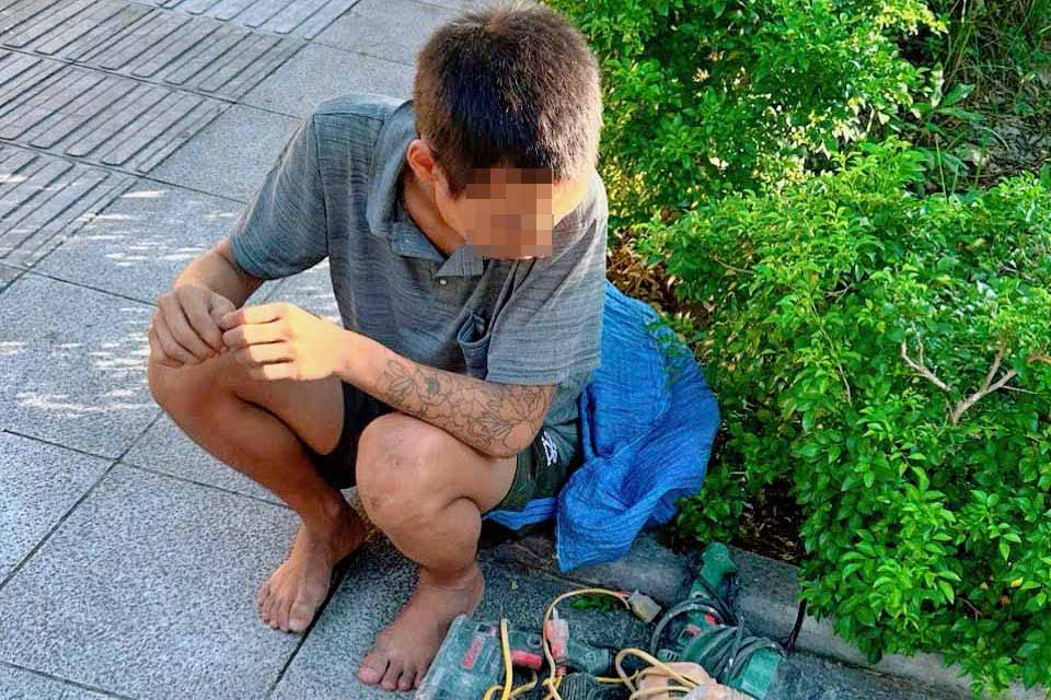 Đối tượng trộm cắp và tang vật. Ảnh: Công an cung cấp