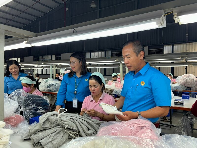 Nguyen Phu Hoang 씨 - Lam Dong 지방 노동 연맹 위원장과 실무단이 Loc Son 산업 단지에서 기업 노동조합 설립을 조사하고 있습니다. 사진: Duc Lam