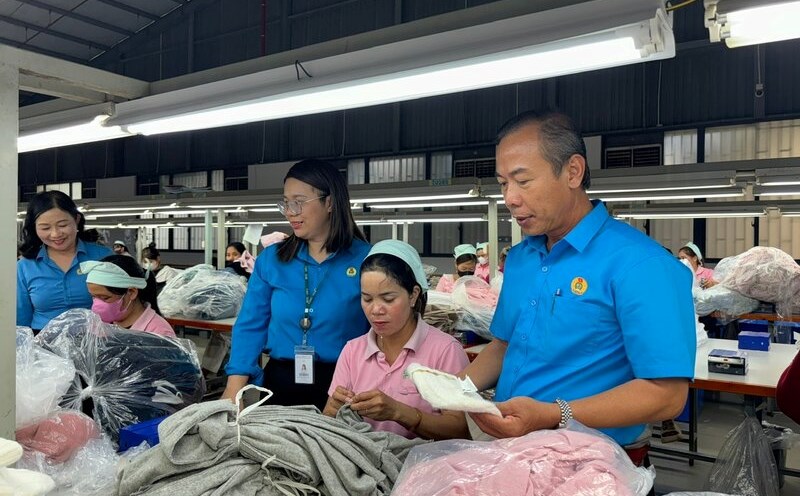 Mr. Nguyen Phu Hoang - Chairman of Lam Dong Provincial Labor Federation and the working group surveyed the establishment of a grassroots trade union in Loc Son Industrial Park. Photo: Duc Lam