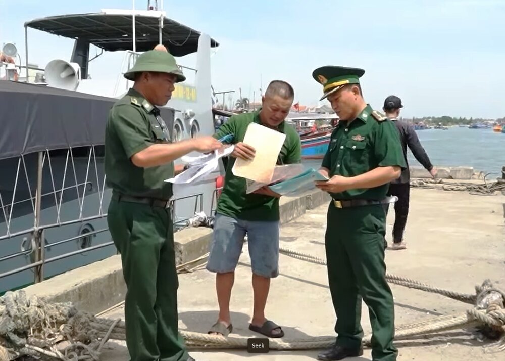 Quang Ngai Border Guard forces propagate and encourage fishermen not to encroach on foreign waters when exploiting seafood. Photo: Vien Nguyen