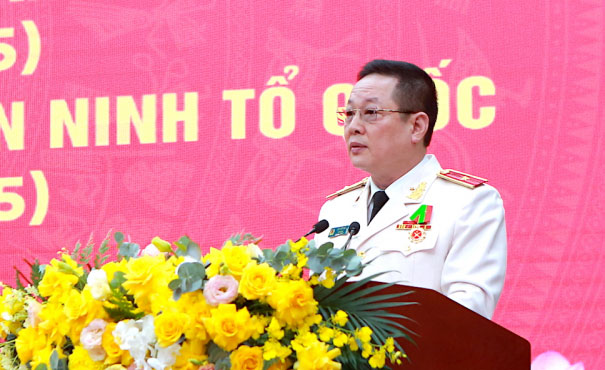 부이득하이 소장 - 타이응우옌성 공안국장은 조국보위훈장 3급을 받은 개인입니다. 사진: Q.Vinh