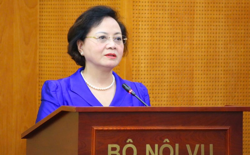 Minister of Home Affairs Pham Thi Thanh Tra mentioned the staffing of local cadres and civil servants. Photo: Tong Giap
