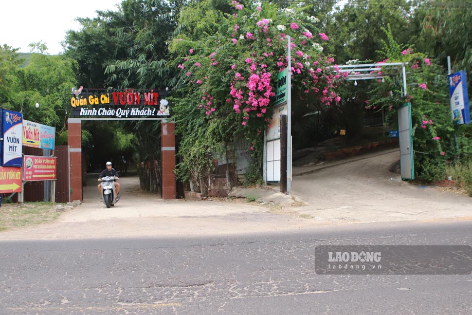 Nhieu quan an xay dung trai phep doc Quoc lo 1D van ngang nhien hoat dong. Anh: Hoai Phuong