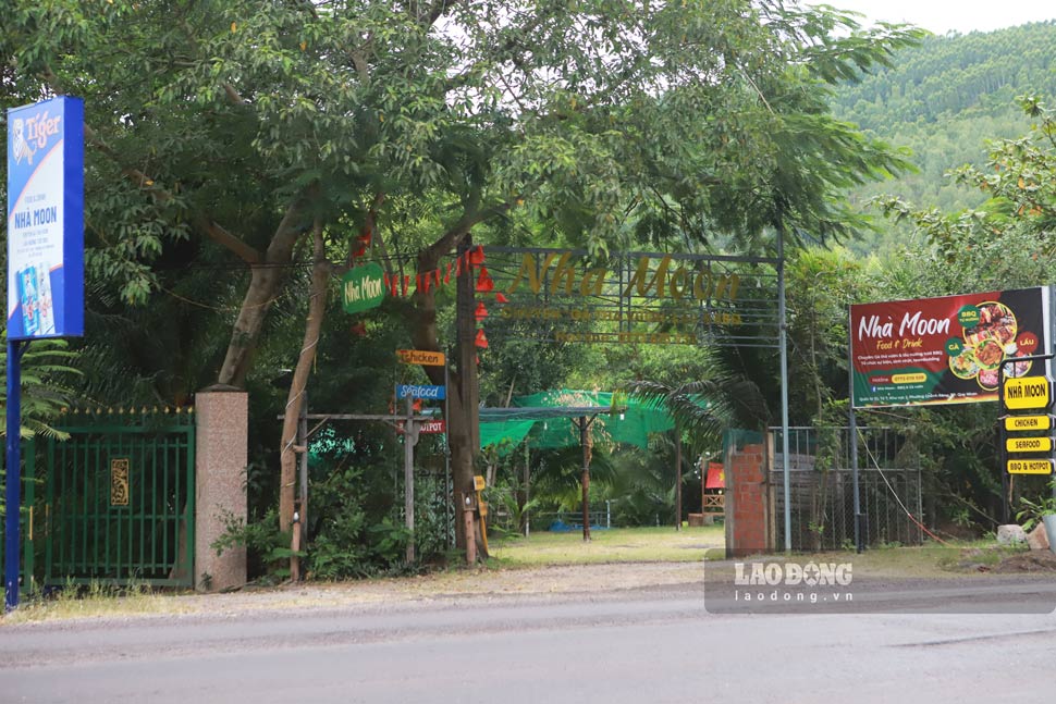 Hang quan xay dung trai phep doc Quoc lo 1D. Anh: Hoai Phuong