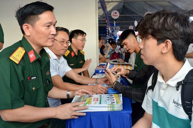 Note the bonus points for encouragement in university and college admissions at military schools in 2025. Photo: Tuyet Lan