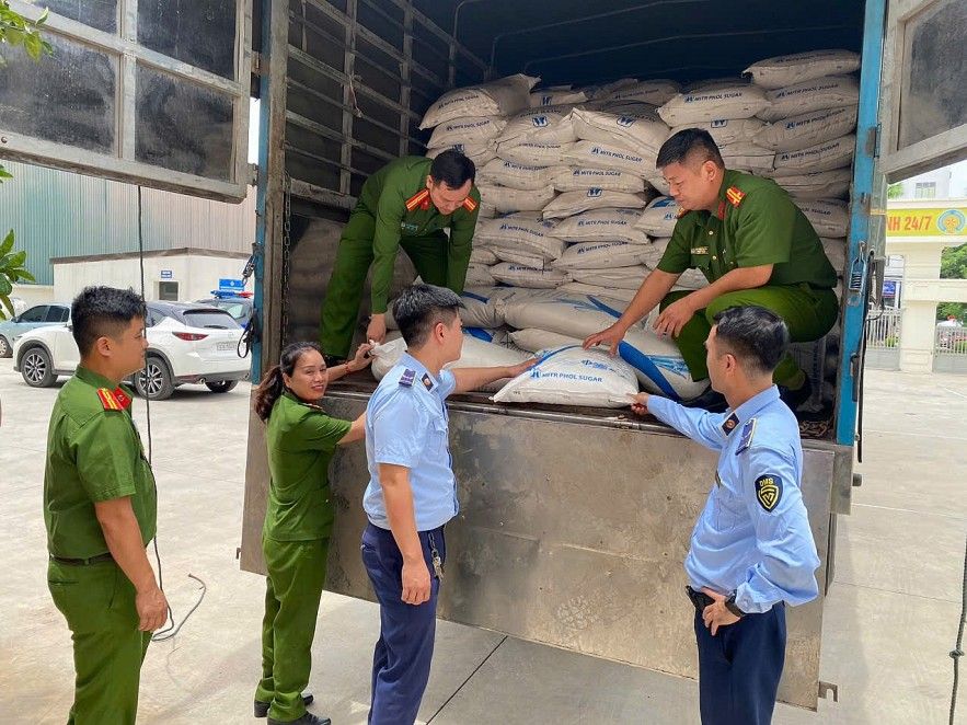 Nghe An省の当局は、密輸された3トン以上の砂砂糖を発見、一時的に押収しました。写真:Ngoc Anh