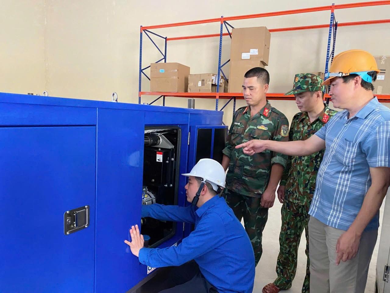 第8地域国家備蓄支局の職員が、雨洪水被害の復旧のため、ゲアン省に供給する前に発電機を検査しています。写真:Van Hien