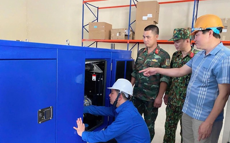 Officers of the State Reserve Department of Region VIII inspect the generator before issuing it to Nghe An province to overcome the consequences of floods. Photo: Van Hien