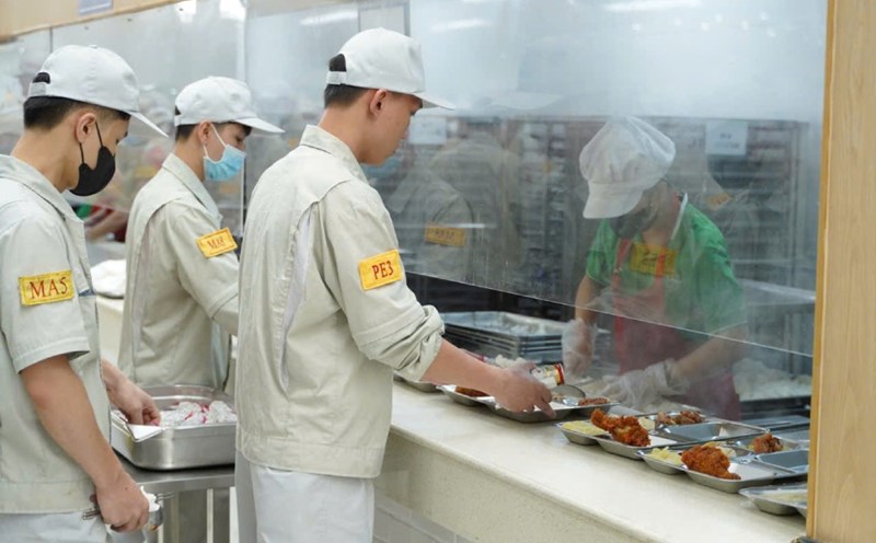 The latest shift meal regime for employees in state-owned enterprises is implemented according to Decree No. 44/2025/ND-CP. Photo: Phu Temple