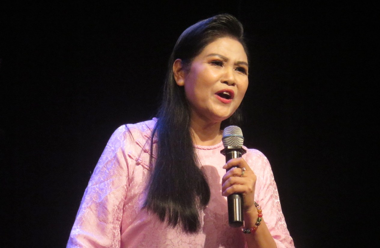 人々のアーティスト、タン・ンゴーンは一冊の本を見せました。写真：Huyen Chi