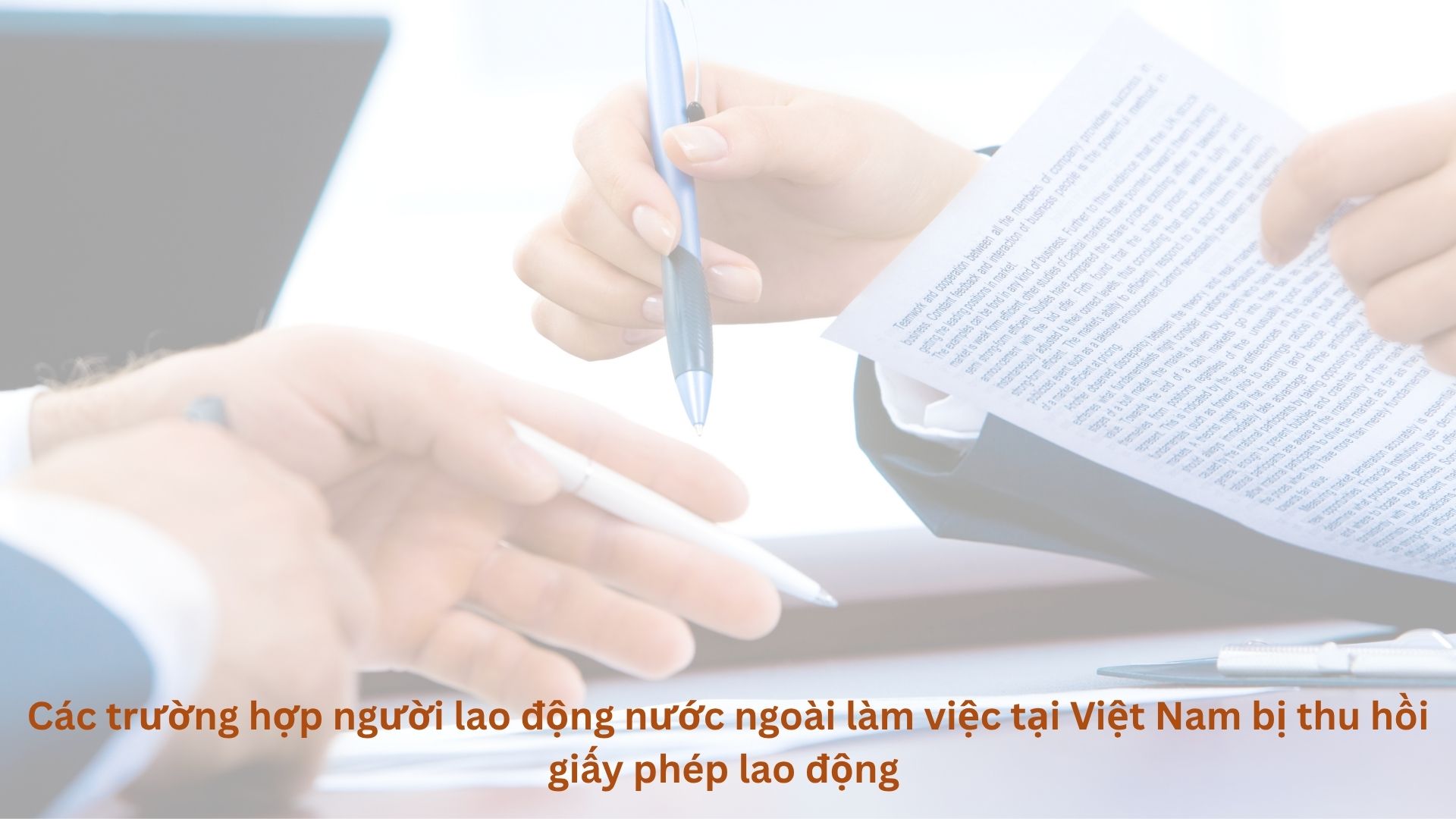 법령 219/2025/ND-CP는 베트남에서 근무하는 외국인 노동자가 노동 허가를 회수당하는 경우를 구체적으로 규정합니다. 그래픽: Que Chi