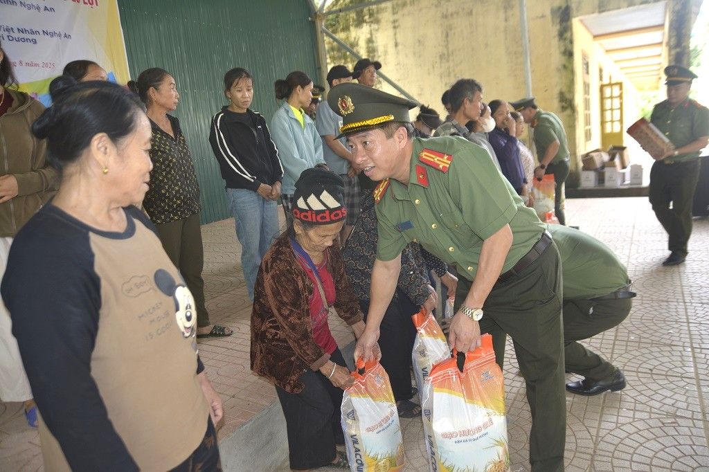 Nghe An省公安経済治安室の職員が、Tuong Duong村の洪水被災者に支援品を贈呈。写真:Quynh Trang