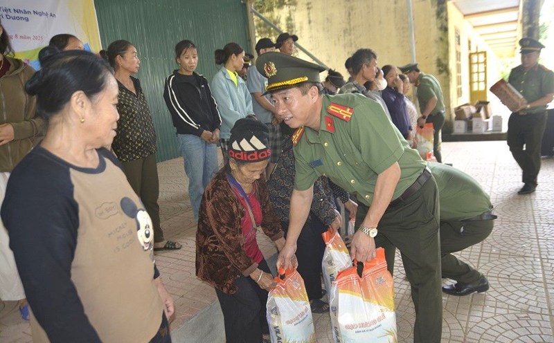 Officers of the Economic Security Department of Nghe An Provincial Police presented gifts to support people in flooded areas of Tuong Duong commune. Photo: Quynh Trang