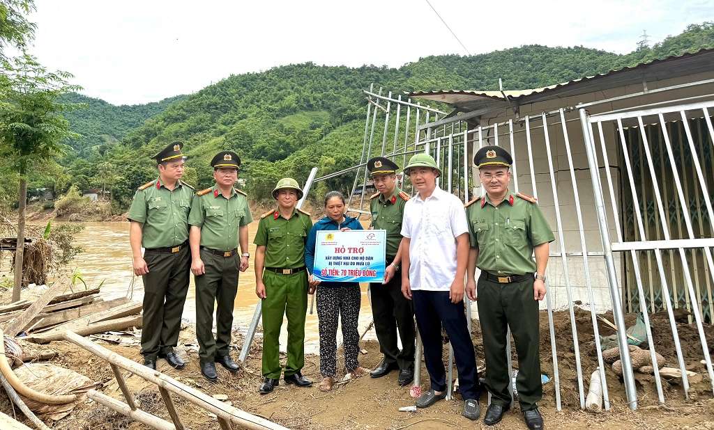 Doan cong tac Phong An ninh Kinh te Cong an tinh Nghe An ho tro gia dinh chi Le Thi Ha (ban Thach Duong, xa Tuong Duong) 70 trieu dong de xay dung nha da bi sap do mua lu. Anh: Quynh Trang