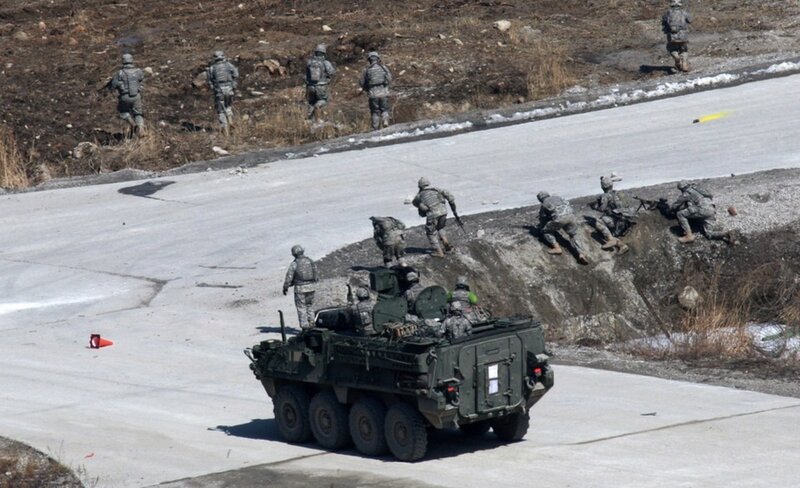 2011년 훈련 중인 미국 스트라이커 전투 차량. 이것은 미국과 인도 간의 중단된 무기 거래에 포함된 전투 차량 유형입니다. 사진: 신화통신