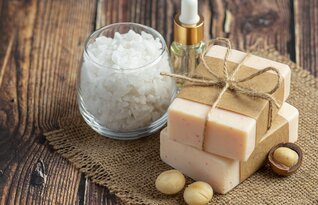 Outstanding benefits of turmeric soap for the skin. Photo: Thuy Duong