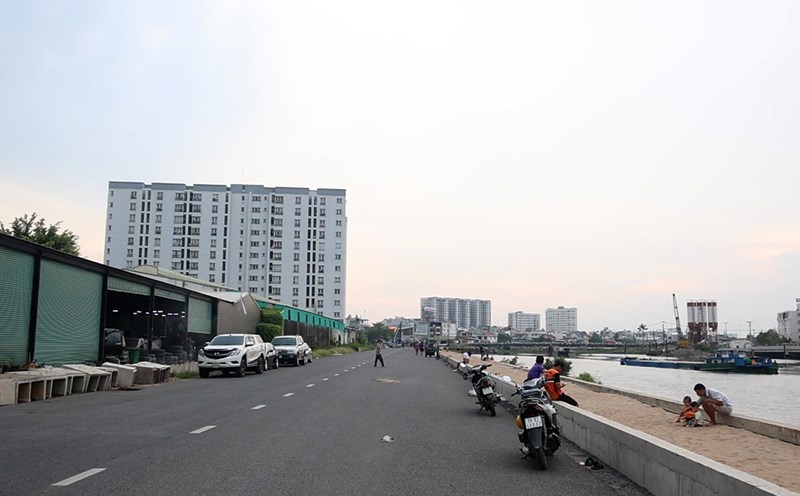 Polished canals in Ho Chi Minh City transform into places for relaxation and exercise every afternoon