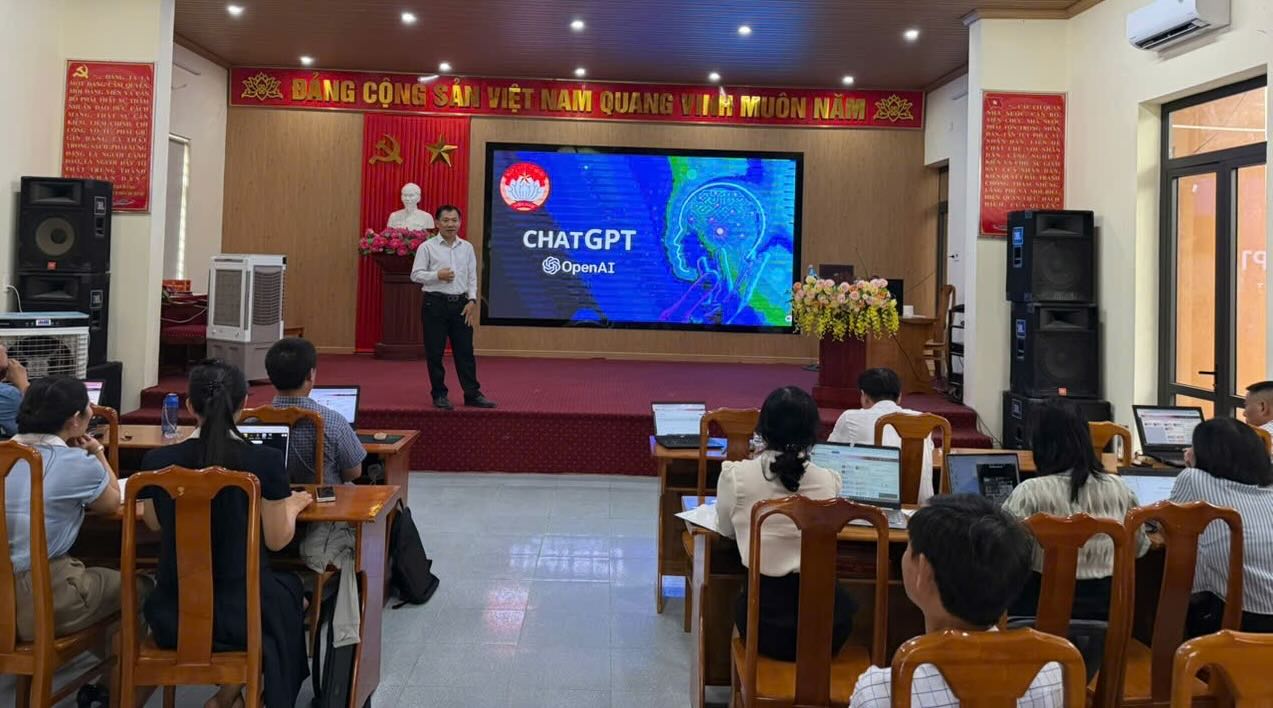 Funcionarios y funcionarios capacitados en la aplicacion de la tecnologia de la informacion. Foto: Comite del Frente de la Patria del barrio de Dong Son