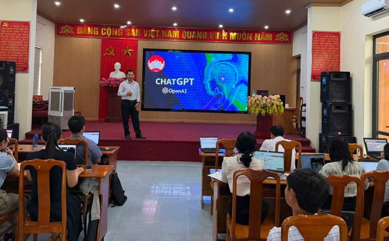 Officials and civil servants are trained in applying information technology. Photo: Dong Son Ward Fatherland Front Committee