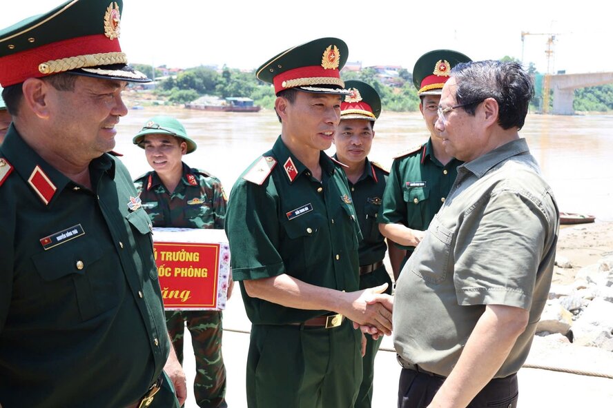 Prime Minister Pham Minh Chinh visited and encouraged officers and soldiers on duty at the Phong Chau pontoon bridge area. Photo: Engineering Corps.