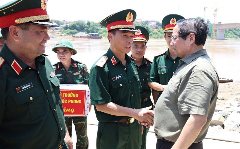 Prime Minister Pham Minh Chinh visited and encouraged officers and soldiers on duty at the Phong Chau pontoon bridge area. Photo: Engineering Corps.