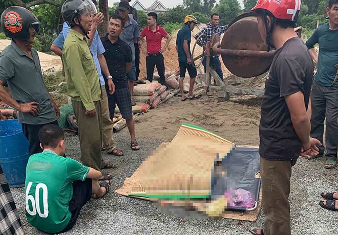 The scene of Mr. C's death due to electrocution while mixing concrete to build a house in Yen Hoa commune, Ha Tinh province on July 10. Photo: Tran Tuan.