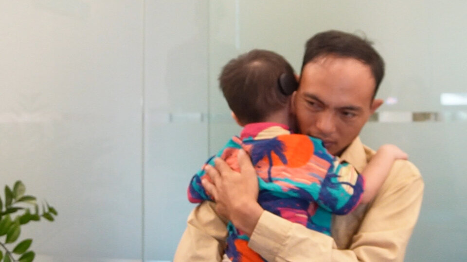 Happiness burst out when a 3-year-old boy deaf-mute from birth heard the first sound