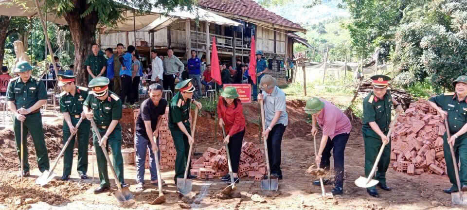 軍事地域2は、息子のラ・県と調整され、浸水した家庭の建設と修理を開始しました。写真：ハイ・ダン